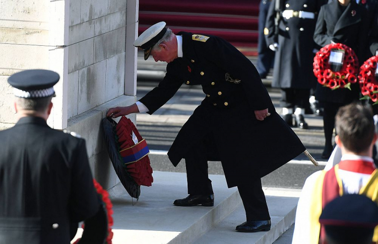 Książę Karol składa wieniec przed pomnikiem The Cenotaph podczas uroczystości w Niedzielę Pamięci. Londyn, 10.11.2019. Fot. PAP/EPA