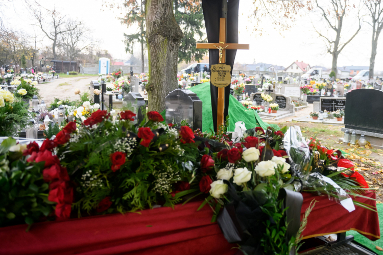 Poznań, 18.11.2019. Uroczystości pogrzebowe abp. Juliusza Paetza na cmentarzu parafialnym św. Antoniego na Starołęce w Poznaniu. PAP/J. Kaczmarczyk