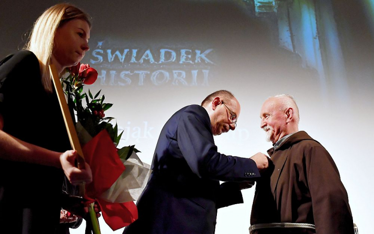 Wiceprezes IPN Mateusz Szpytma (C) oraz Kapelan żołnierzy Armii Krajowej i Sybiraków o. Jerzy Pająk podczas ceremonii wręczenia nagród „Świadek Historii” w Wojewódzkim Domu Kultury w Kielcach. Fot. PAP/P. Polak