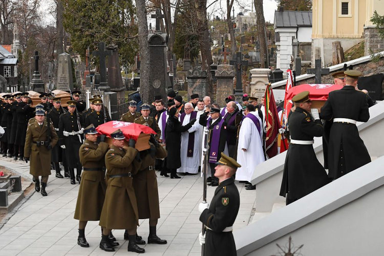 Wnoszenie trumien do kaplicy na Cmentarzu na Rossie podczas uroczystości pogrzebowych uczestników Powstania Styczniowego. Wilno, 22.11.2019. Fot. PAP/P. Nowak