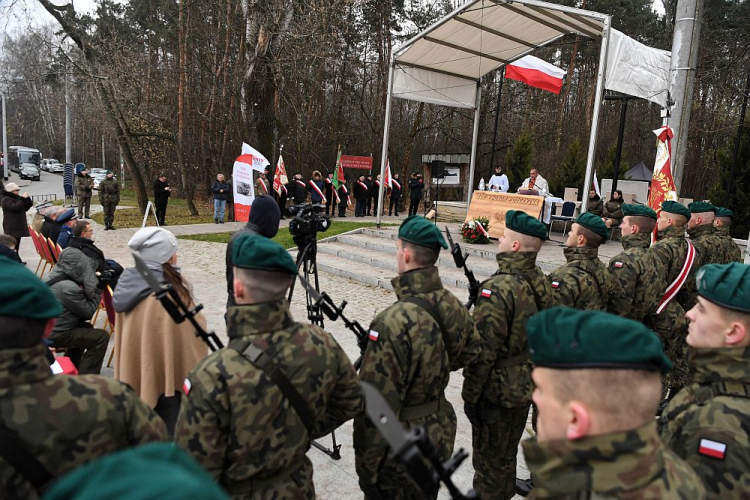 Obchody 189. rocznicy wybuchu Powstania Listopadowego przed Mogiłą Powstańczą z 1831 roku na Olszynce Grochowskiej. Warszawa, 24.11.2019. Fot. PAP/P. Nowak