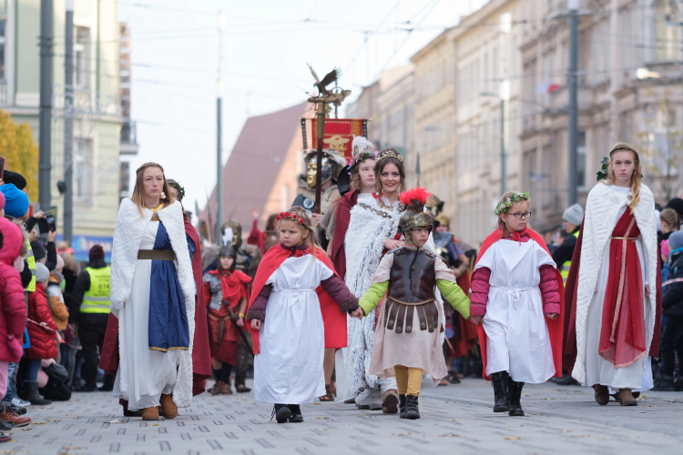 Uczestnicy uroczystych obchody imienin ulicy Święty Marcin w Poznaniu. Fot. PAP/J. Kaczmarczyk