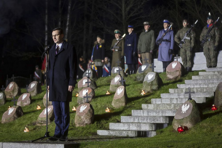 Premier Mateusz Morawiecki podczas uroczystych obchodów 189. rocznicy wybuchu powstania listopadowego na Cmentarzu Powstańców Listopadowych w Kopnej Górze. Fot. PAP/M. Onufryjuk