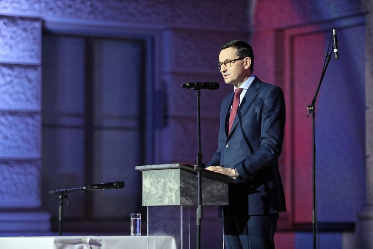 Premier Mateusz Morawiecki podczas uroczystości upamiętniających 30. rocznicę aksamitnej rewolucji w Muzeum Narodowym w Pradze. Fot. PAP/L. Szymański