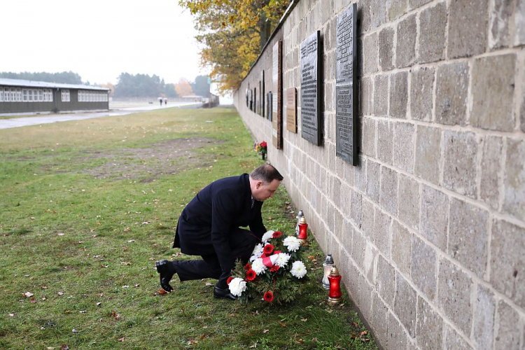 Prezydent RP Andrzej Duda podczas wizyty w b. niemieckim obozie koncentracyjnym w Sachsenhausen. Fot. PAP/L. Szymański