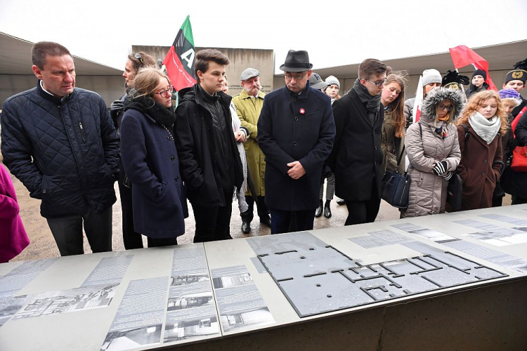 Wiceprezes Instytutu Pamięci Narodowej Mateusz Szpytma (C-P) podczas wizyty w Muzeum obozu koncentracyjnego Sachsenhausen. Fot. PAP/P. Polak