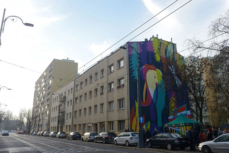 Mural poświęcony odkryciu na budowie stacji metra „Płocka” szczątków prehistorycznego słonia leśnego. Fot. PAP/M. Obara