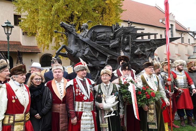 Prezentacja wiedeńskiego pomnika króla Jana III Sobieskiego przed bazyliką oo. Franciszkanów w Krakowie. Fot. PAP/J. Bednarczyk