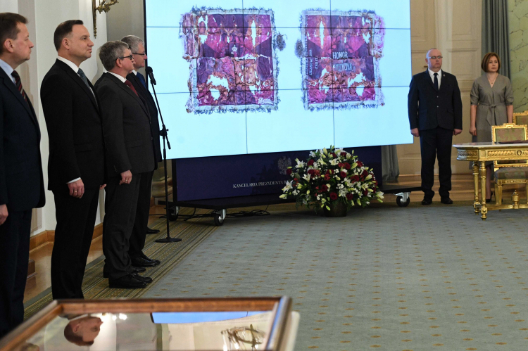 Warszawa, 29.11.2019. Prezydent Andrzej Duda, sekretarz Stanu, szef Biura Bezpieczeństwa Narodowego Paweł Soloch oraz minister obrony narodowej Mariusz Błaszczak podczas ceremonii przekazania do Muzeum Wojska Polskiego sztandaru wojskowego 4. Pułku Ułanów Zaniemeńskich, 29 bm. PAP/R. Pietruszka