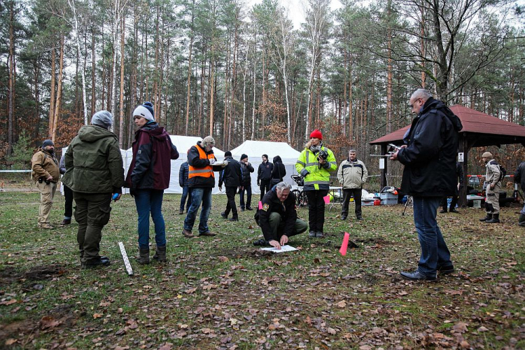 Prace badawcze na terenie byłego niemieckiego obozu pracy przymusowej Treblinka I. 12.11.2019. Fot. PAP/M. Marek