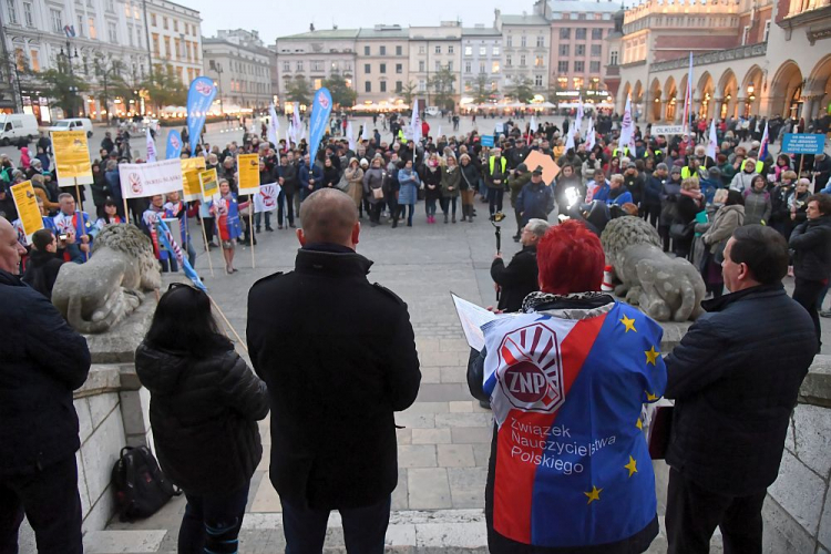 Pikieta Związku Nauczycielstwa Polskiego pod hasłem „8 kwietnia, pamiętamy!” w Krakowie. Fot. PAP/J. Bednarczyk