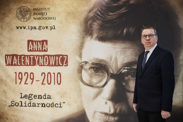 Gdańsk, 04.12.2019. Dyrektor Oddziału Instytutu Pamięci Narodowej w Gdańsku prof. Mirosław Golon podsumowuje działania związane z organizacją obchodów Roku Anny Walentynowicz, podczas briefingu prasowego, 4 bm. w gdańskiej siedzibie IPN. Fot. PAP/A. Warżawa Gdańsk, 04.12.2019. Dyrektor Oddziału Instytutu Pamięci Narodowej w Gdańsku prof. Mirosław Golon podsumowuje działania związane z organizacją obchodów Roku Anny Walentynowicz, podczas briefingu prasowego, 4 bm. w gdańskiej siedzibie IPN. Fot. PAP/A. Warżawa
