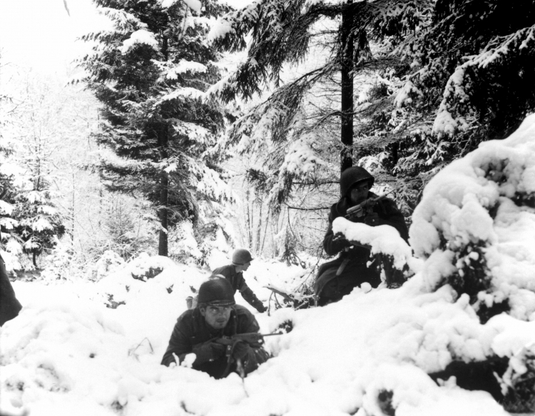 Ardeny, 1944 r. Amerykańscy żołnierze na pozycjach. Źródło: Wikipedia Commons