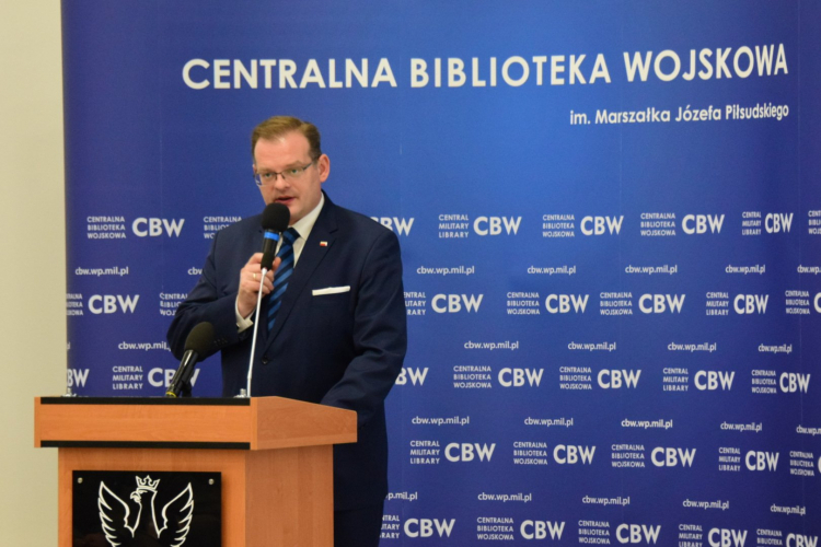 Warszawa, 04 12 2019. Centralna Biblioteka Wojskowa. Szef UdsKiOR podczas prezentacji książki Martina Williamsa „Z Warszawy do Rzymu”. Źródło: UdsKiOR