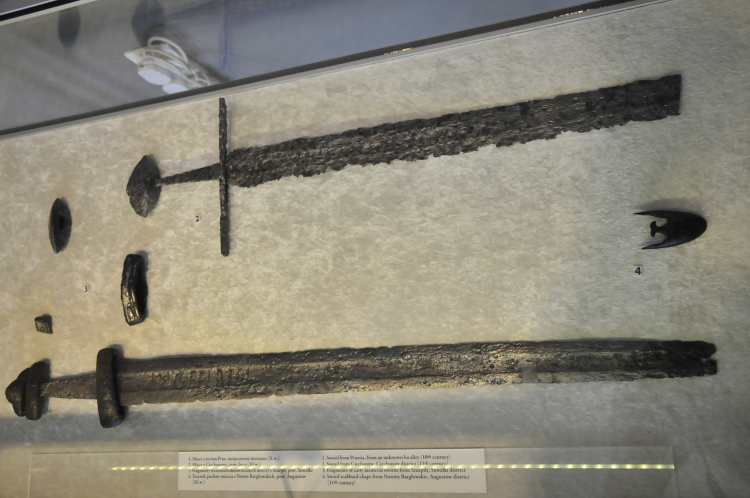 Eksponaty z wystawy czasowej „Jaćwingowie. Zapomniani Wojownicy”, prezentowanej w Muzeum Okręgowym w Suwałkach w czerwcu br. Źródło: www.muzeum.suwalki.pl Eksponaty z wystawy czasowej „Jaćwingowie. Zapomniani Wojownicy”, prezentowanej w Muzeum Okręgowym w Suwałkach w czerwcu br. Źródło: www.muzeum.suwalki.pl