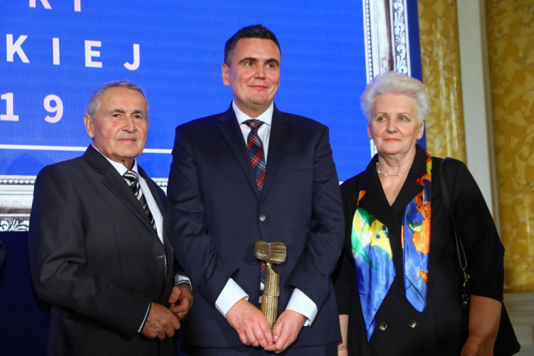 Warszawa, 04.12.2019. Prof. Marcin Drąg (C) z Wydziału Chemicznego Politechniki Wrocławskiej odebrał Nagrodę Fundacji na rzecz Nauki Polskiej 2019, w obszarze nauk chemicznych i o materiałach, podczas gali na Zamku Królewskim w Warszawie, 4 bm. Nagrody Fundacji na rzecz Nauki Polskiej są przyznawane od 28 lat za wybitne osiągnięcia i odkrycia naukowe. Fot. PAP/R. Guz