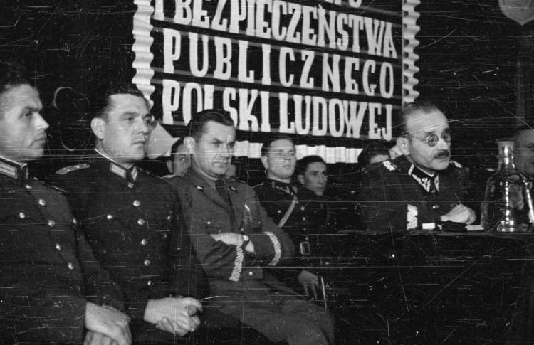 Warszawa, 1948-10-09. Uroczysta akademia w klubie MBP (Ministerstwa Bezpieczeństwa Publicznego) przy al. Wyzwolenia z okazji czwartej rocznicy istnienia Milicji Obywatelskiej. W prezydium zasiedli: minister bezpieczeństwa publicznego Stanisław Radkiewicz, gen. Franciszek Jóźwiak ps. Witold, wiceminister obrony narodowej gen. Piotr Jaroszewicz, gen. Konrad Świetlik i przedstawiciele delegacji zagranicznych. Nz. m.in. gen. Franciszek Jóźwiak ps. Witold (P), gen. Piotr Jaroszewicz (3L). Fot. PAP/CAF