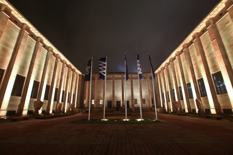 Warszawa, Muzeum Narodowe w Warszawie nocą. Fot. PAP/R. Guz