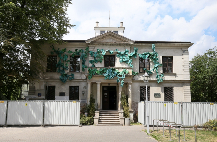 Warszawa, 09.07.2015. Trwa remont mieszczącego się w XIX-wiecznym Pałacyku Sikorskiego Muzeum Woli, oddziału Muzeum Warszawy, 9 bm. Odtworzenie historycznego wyglądu elewacji, łącznie z detalami architektonicznymi, położenie mineralnych tynków, wymianę okien oraz izolację fundamentów i piwnic zakłada m.in. pierwszy etap remontu stołecznego muzeum. Fot. PAP/P. Supernak