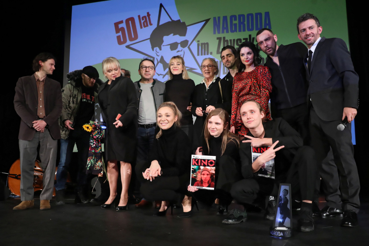 Aktorzy: Mateusz Kościukiewicz (L), Bartosz Bielenia (P-dół), Eliza Rycembel (C-dół), Maria Dębska (3P), Sonia Bohosiewicz (L-dół), Piotr Żurawski (4P), Zbigniew Zamachowski (4L), Katarzyna Figura (3L), Małgorzata Buczkowska (5L), Piotr Głowacki (P) oraz Maja Komorowska (5P), 3 bm. podczas gali Nagrody im. Zbyszka Cybulskiego. Fot. PAP/T. Gzell