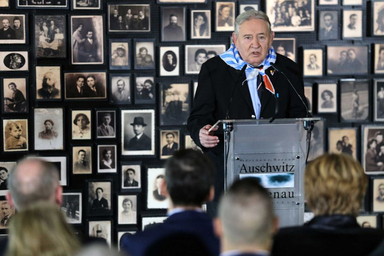 Były więzień niemieckiego obozu Auschwitz-Birkenau Bogdan Bartnikowski przemawia podczas uroczystości 10-lecia Fundacji Auschwitz-Birkenau. Fot. PAP/A. Grygiel