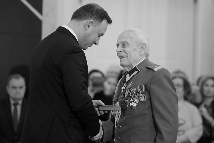 Prezydent Andrzej Duda (L) wręcza Medal Stulecia Odzyskanej Niepodległości gen. Tadeuszowi Bieńkowiczowi ps. Rączy. Warszawa, 12.12.2018. Fot. PAP/P. Supernak