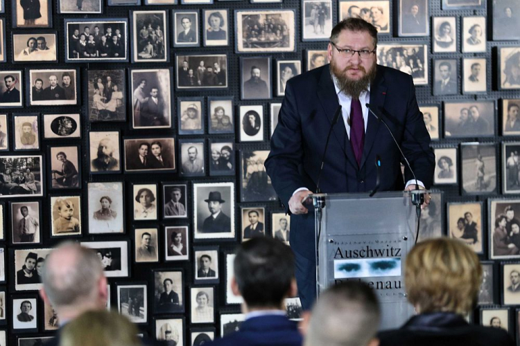 Dyrektor Państwowego Muzeum Auschwitz-Birkenau Piotr Cywiński przemawia podczas uroczystości 10-lecia Fundacji Auschwitz-Birkenau. Fot. PAP/A. Grygiel