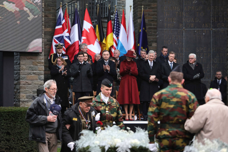 Belgia, Bastogne, 16.12.2019. Sekretarz obrony USA Mark Esper, prezydent RP Andrzej Duda, królowa Belgów Matylda, król Belgów Filip I, Wielki Książę Luksemburga Henryk, prezydent Niemiec Frank-Walter Steinmeier podczas uroczystości upamiętniającej 75. rocznicę rozpoczęcia Bitwy o Ardeny, w Muzeum Wojny w Bastogne w Belgii. PAP/L. Szymański