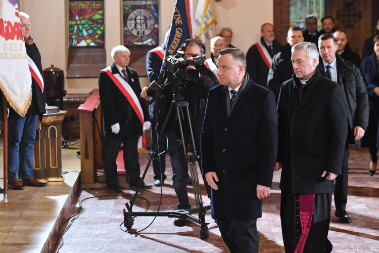 Szczecin, 17.12.2019. Prezydent Andrzej Duda w parafii pw. św. Stanisława Kostki podczas obchodów 49. rocznicy Grudnia '70.  PAP/M. Bielecki