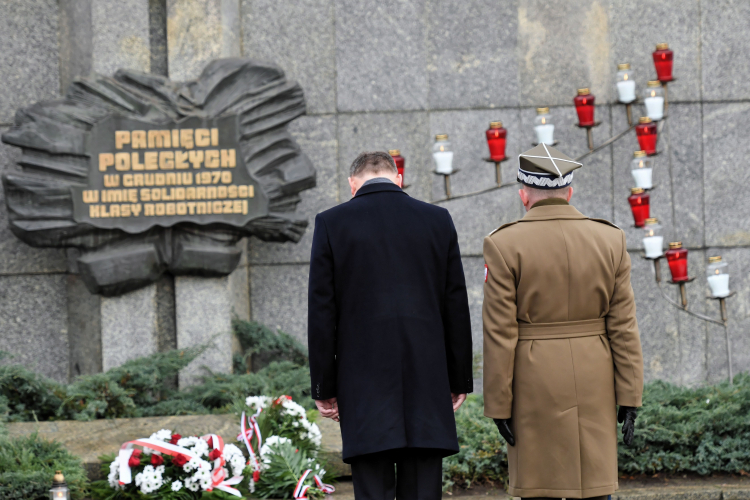 Szczecin, 17.12.2019. Prezydent Andrzej Duda oraz gen. dyw. Maciej Jabłoński podczas uroczystości przed bramą Stoczni Szczecińskiej w rocznicę Grudnia '70. PAP/M. Bielecki