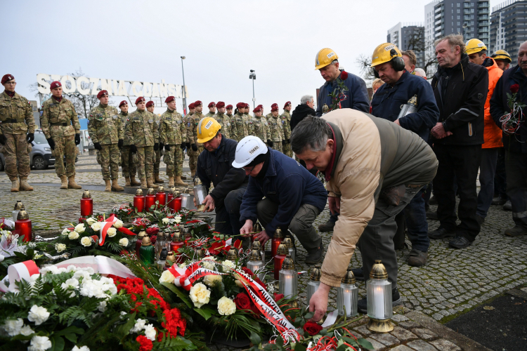 Uroczyste zapalenie zniczy i złożenie kwiatów pod Pomnikiem Poległych Stoczniowców w Gdańsku. Fot. PAP/A. Warżawa