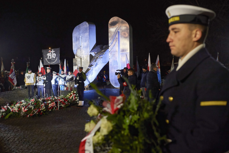 Gdynia, 17.12.2019. Uczestnicy uroczystości przed pomnikiem Ofiar Grudnia 1970 w Gdyni. Fot. PAP/A. Warżawa.