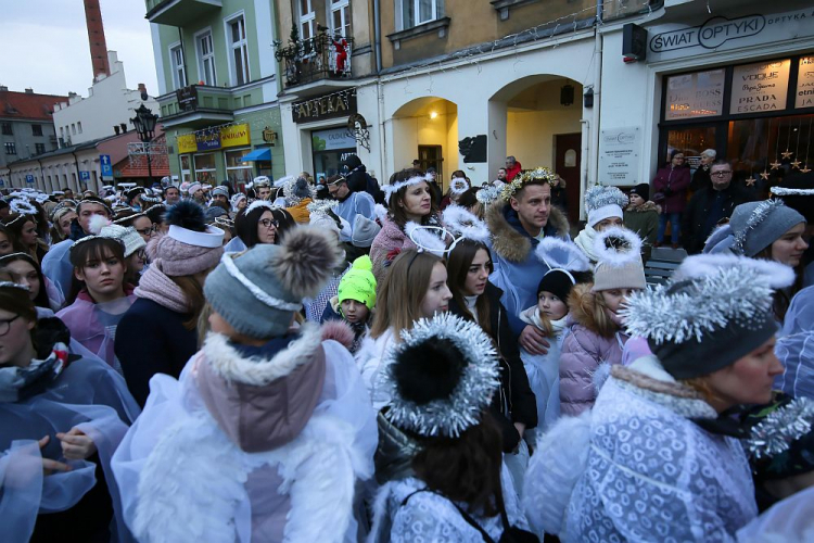 Mieszkańcy Kalisza w anielskich strojach zgromadzili się na Rynku. 08.12.2019.  PAP/Tomasz Wojtasik