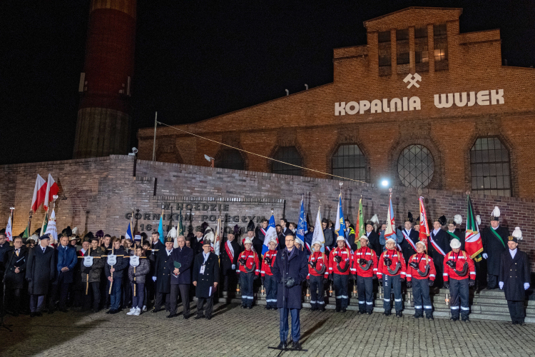 Premier Mateusz Morawiecki (C) przemawia podczas uroczystości przed Krzyżem-Pomnikiem, upamiętniającym poległych górników. Fot. PAP/H. Bardo