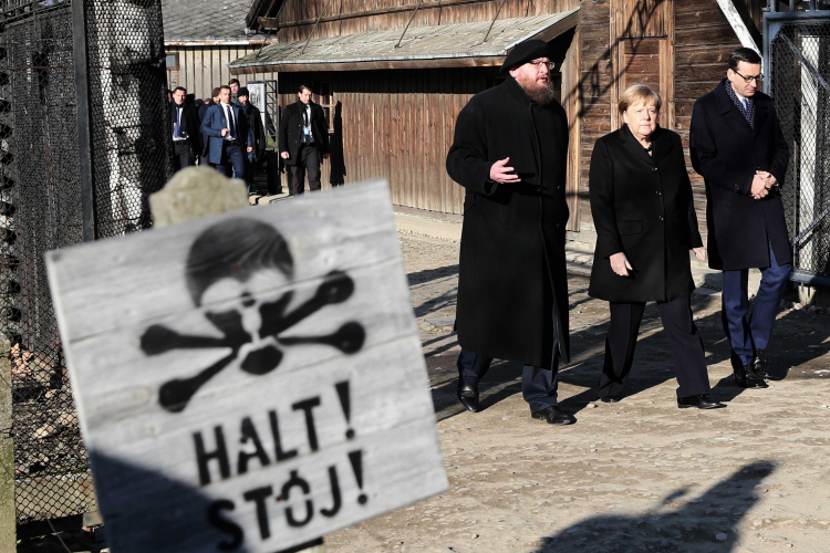 Oświęcim, 06.12.2019. Kanclerz Niemiec Angela Merkel, premier Mateusz Morawiecki, dyrektor Państwowego Muzeum Auschwitz-Birkenau Piotr Cywiński na terenie byłego niemieckiego nazistowskiego obozu zagłady Auschwitz.  PAP/A. Grygiel