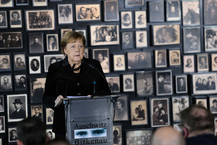 Oświęcim, 06.12.2019. Kanclerz Niemiec Angela Merkel podczas uroczystości 10-lecia Fundacji Auschwitz-Birkenau na terenie obozu. PAP/A. Grygiel