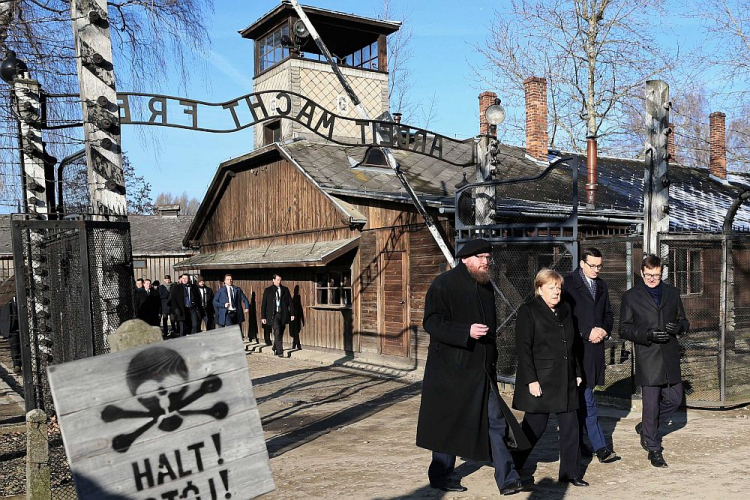 Kanclerz Niemiec Angela Merkel (2L), premier Mateusz Morawiecki (2P), dyrektor Państwowego Muzeum Auschwitz-Birkenau Piotr Cywiński (L) i wicedyrektor Państwowego Muzeum Auschwitz-Birkenau Andrzej Kacorzyk (P) na terenie byłego niemieckiego nazistowskiego obozu zagłady Auschwitz. 06.12.2019. Fot. PAP/A. Grygiel Kanclerz Niemiec Angela Merkel (2L), premier Mateusz Morawiecki (2P), dyrektor Państwowego Muzeum Auschwitz-Birkenau Piotr Cywiński (L) i wicedyrektor Państwowego Muzeum Auschwitz-Birkenau Andrzej Kacorzyk (P) na terenie byłego niemieckiego nazistowskiego obozu zagłady Auschwitz. 06.12.2019. Fot. PAP/A. Grygiel