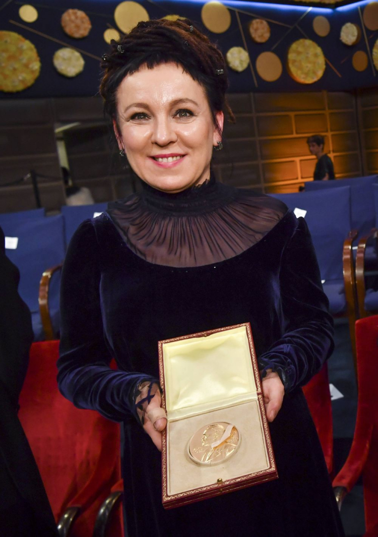 Olga Tokarczuk po odebraniu Nagrody Nobla. Fot. PAP/EPA/J. Ekstromer