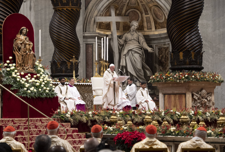Watykan. 24.12.2019. Papież Franciszek odprawia mszę w bazylice św. Piotra. Fot. PAP/EPA