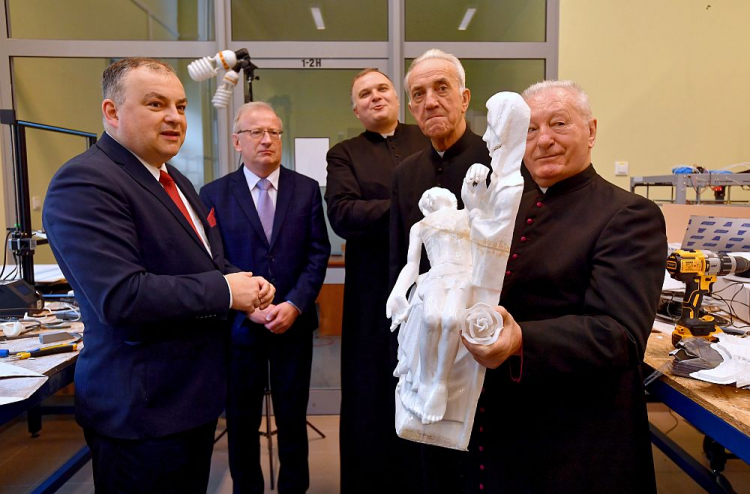 Kierownik Centrum Druku 3D prof. Tomasz Królikowski (L), rektor prof. Tadeusz Bohdal (2L), ks. Piotr Zieliński (C), dyrektor Domu Księży Emerytów ks. Tadeusz Gorla (2P) oraz ks. Franciszek Puchalski (P) podczas przekazania w Koszalinie repliki rzeźby-skrzatuskiej Piety, proboszczowi kołobrzeskiej parafii konkatedralnej. Fot. PAP/M. Bielecki