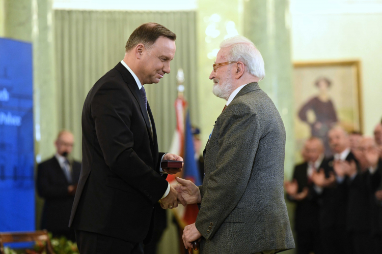 Warszawa, 13.12.2019. Prezydent RP Andrzej Duda (L) i odznaczony Seweryn Jaworski (P) podczas uroczystości wręczenia odznaczeń państwowych w 38. rocznicę wprowadzenia stanu wojennego w Polsce. PAP/P. Nowak