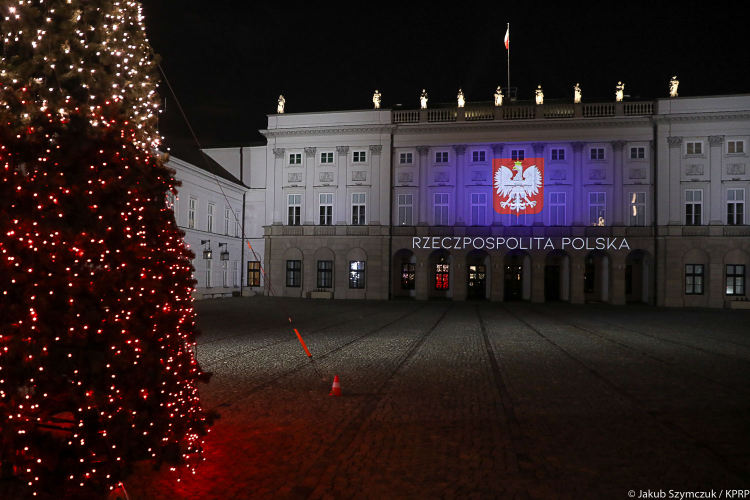 Iluminacja z okazji 30. rocznicy przywrócenia nazwy państwa – Rzeczpospolita Polska oraz przywrócenia orła w koronie w godle Polski. Fot. Jakub Szymczuk / KPRP