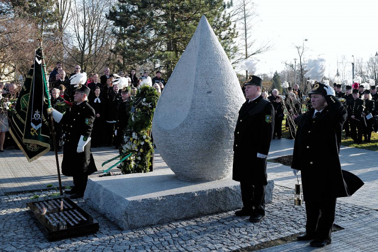 Uroczystość odsłonięcia pomnika upamiętniającego górników, którzy w wyniku wybuchu metanu zginęli w kopalni CSM w Stonawie w 2018 r. Fot. PAP/A. Grygiel