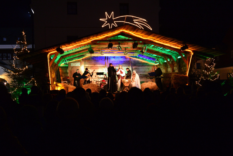 Kraków, 25.12.2013. "Żywą szopkę" i jasełka zaprezentowali oo. franciszkanie. PAP/J. Bednarczyk