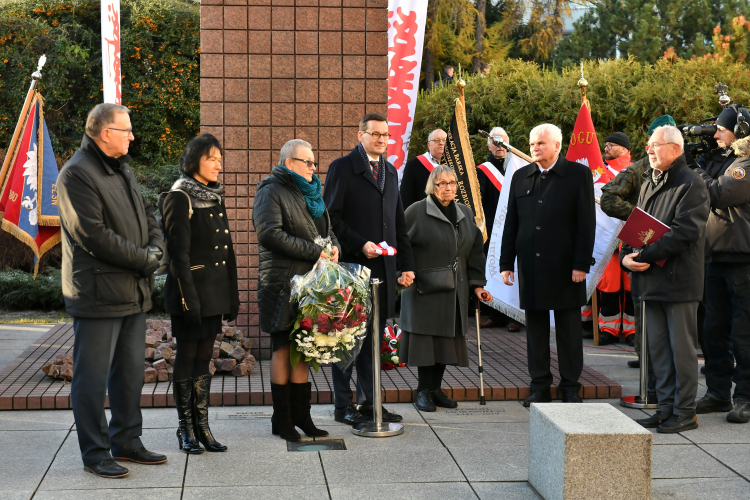 Wrocław, 11.12.2019. Rodzina śp. Kornela Morawieckiego: jego córki Marta Morawiecka i Anna Morawiecka, syn Mateusz Morawiecki - premier RP, żona Jadwiga Morawiecka oraz rektor Politechniki Wrocławskiej Cezary Madryas podczas uroczystości odsłonięcia tablicy upamiętniającej założyciela Solidarności Walczącej Kornela Morawieckiego. Fot. PAP/M. Kulczyński