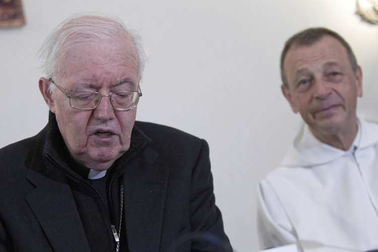 Przeor wspólnoty Taize brat Alois Loeser (P) oraz arcybiskup Turynu Cesare Nosiglia (L) podczas konferencji prasowej we Wrocławiu. Fot. PAP/A. Koźmiński
