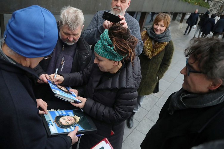 Olga Tokarczuk (C) rozdaje autografy przed hotelem w Sztokholmie. 07.12.2019. Fot. PAP/W. Olkuśnik