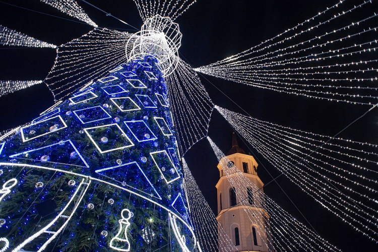 Uruchomienie iluminacji na miejskiej choince w Wilnie. 30.11.2019. Fot. PAP/V. Doveiko