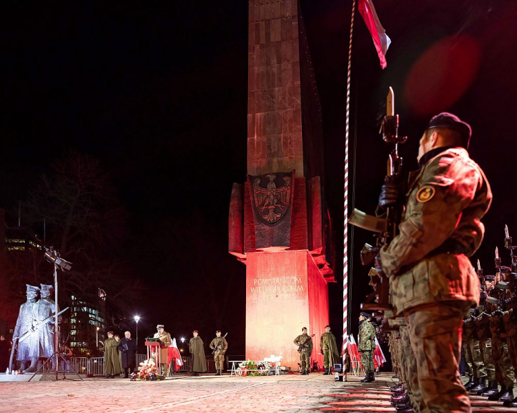 Centralne uroczystości przed pomnikiem Powstańców Wielkopolskich w Poznaniu w 101. rocznicę wybuchu zrywu. Fot. PAP/M. Zakrzewski Centralne uroczystości przed pomnikiem Powstańców Wielkopolskich w Poznaniu w 101. rocznicę wybuchu zrywu. Fot. PAP/M. Zakrzewski
