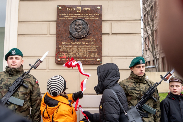 Bydgoszcz, 20.01.2020. Odsłonięcie tablicy Romana Dmowskiego na gmachu Kujawsko-Pomorskiego Centrum Edukacji Nauczycieli, 20 bm. W Bydgoszczy trwają uroczystości 100-lecia powrotu Bydgoszczy do Polski. Fot. PAP/T. Żmijewski